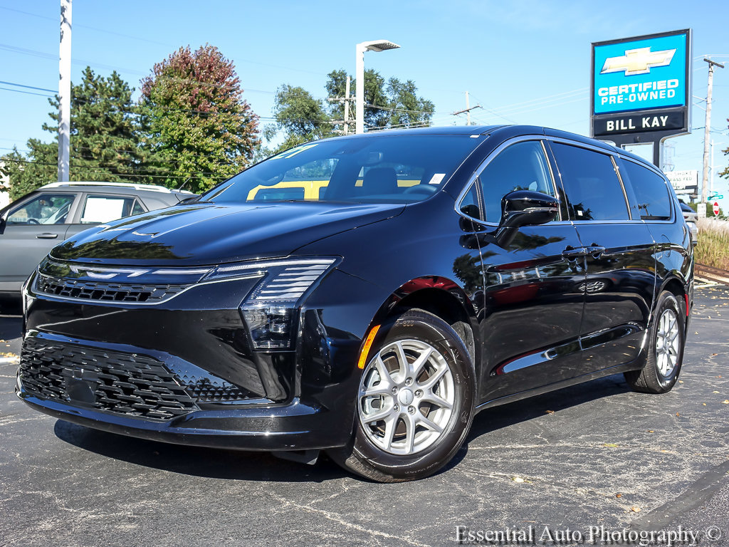 Used 2027 Chrysler Pacifica Select FWD image 2