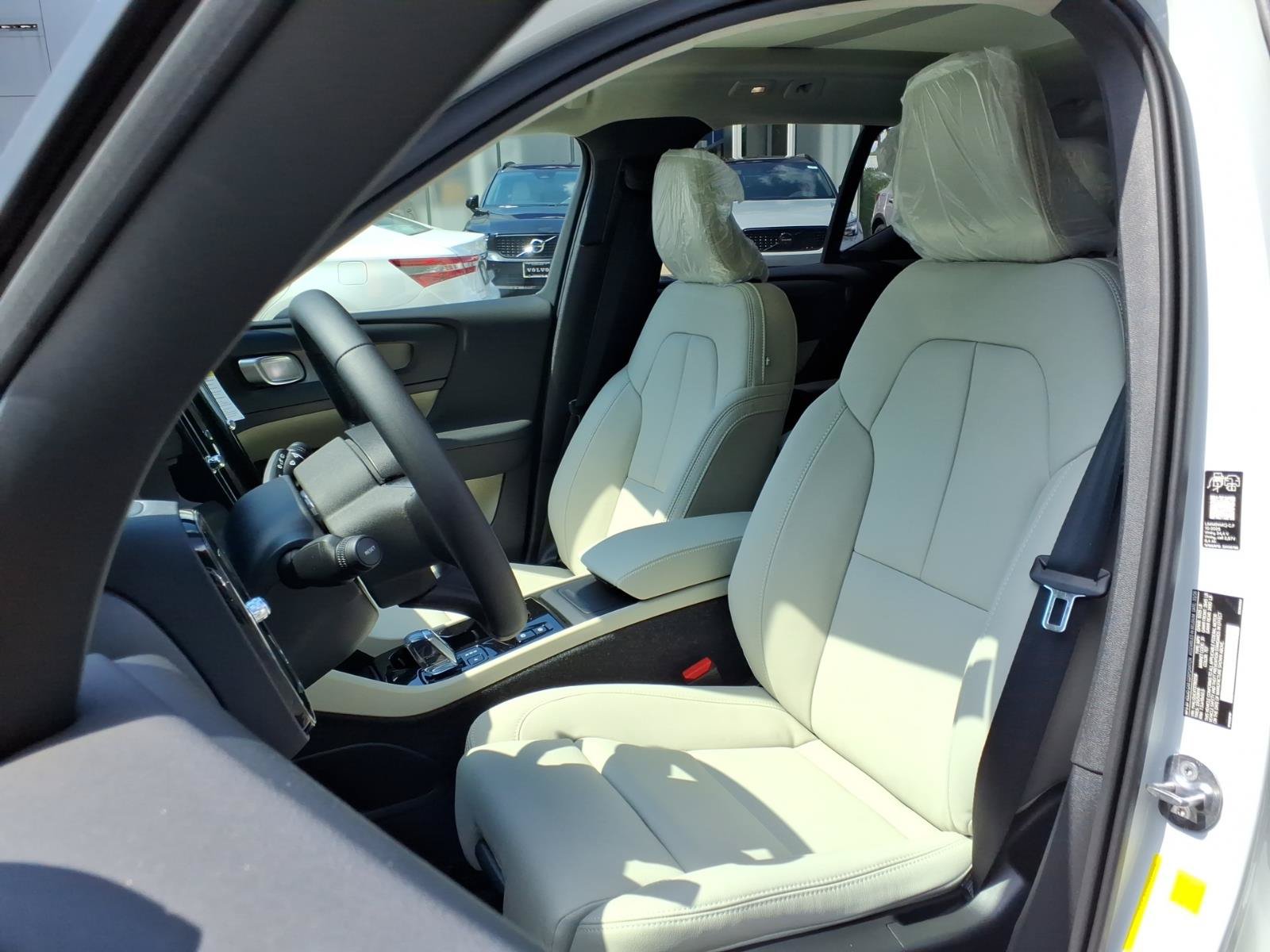 New 2026 Volvo XC40 B5 Plus w/ Protection Package Premier AWD/4WD image 4