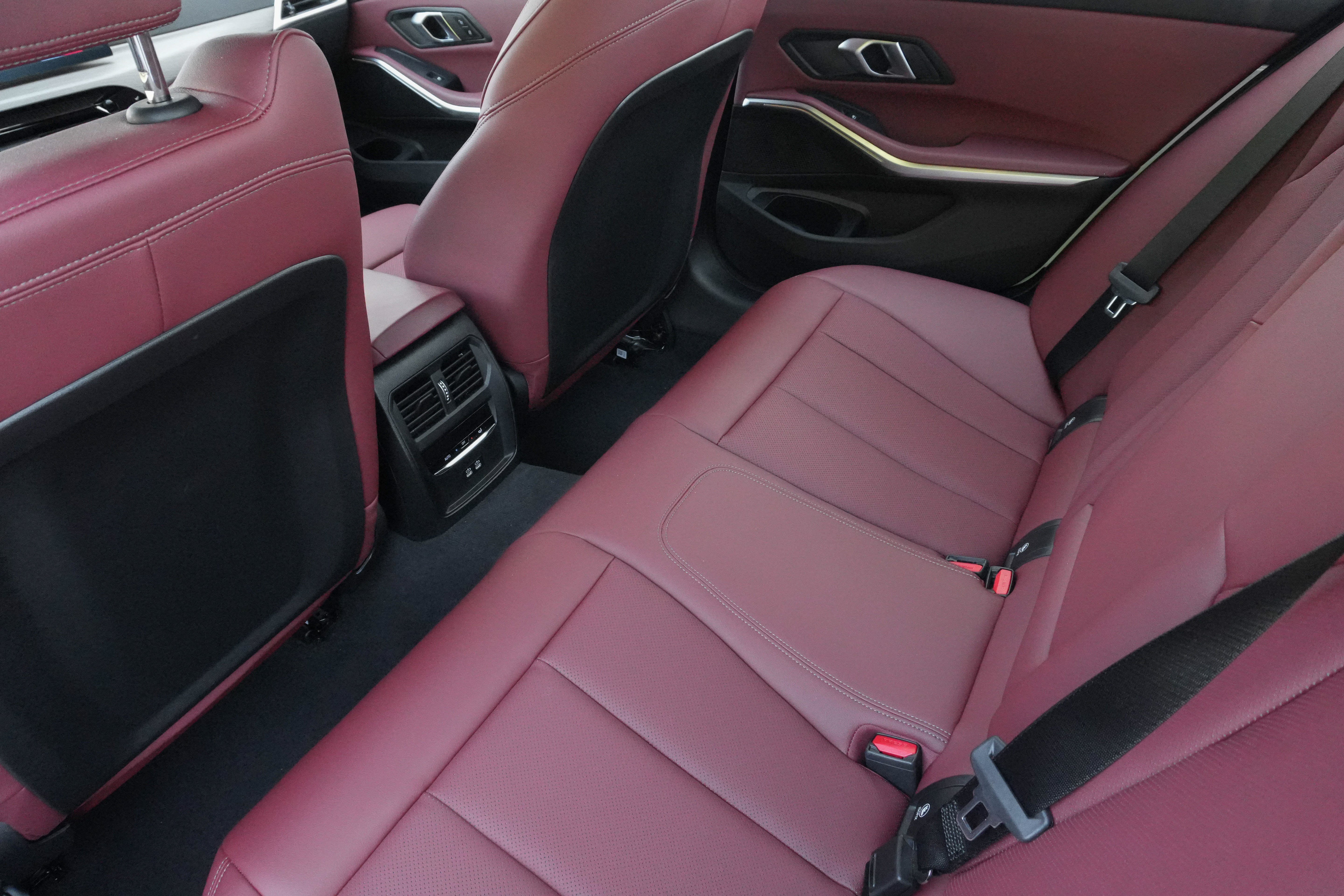 Certified 2025 BMW 330i Sedan RWD image 33