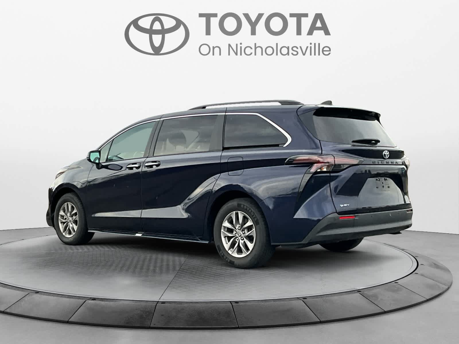 Used 2025 Toyota Sienna XLE FWD image 3