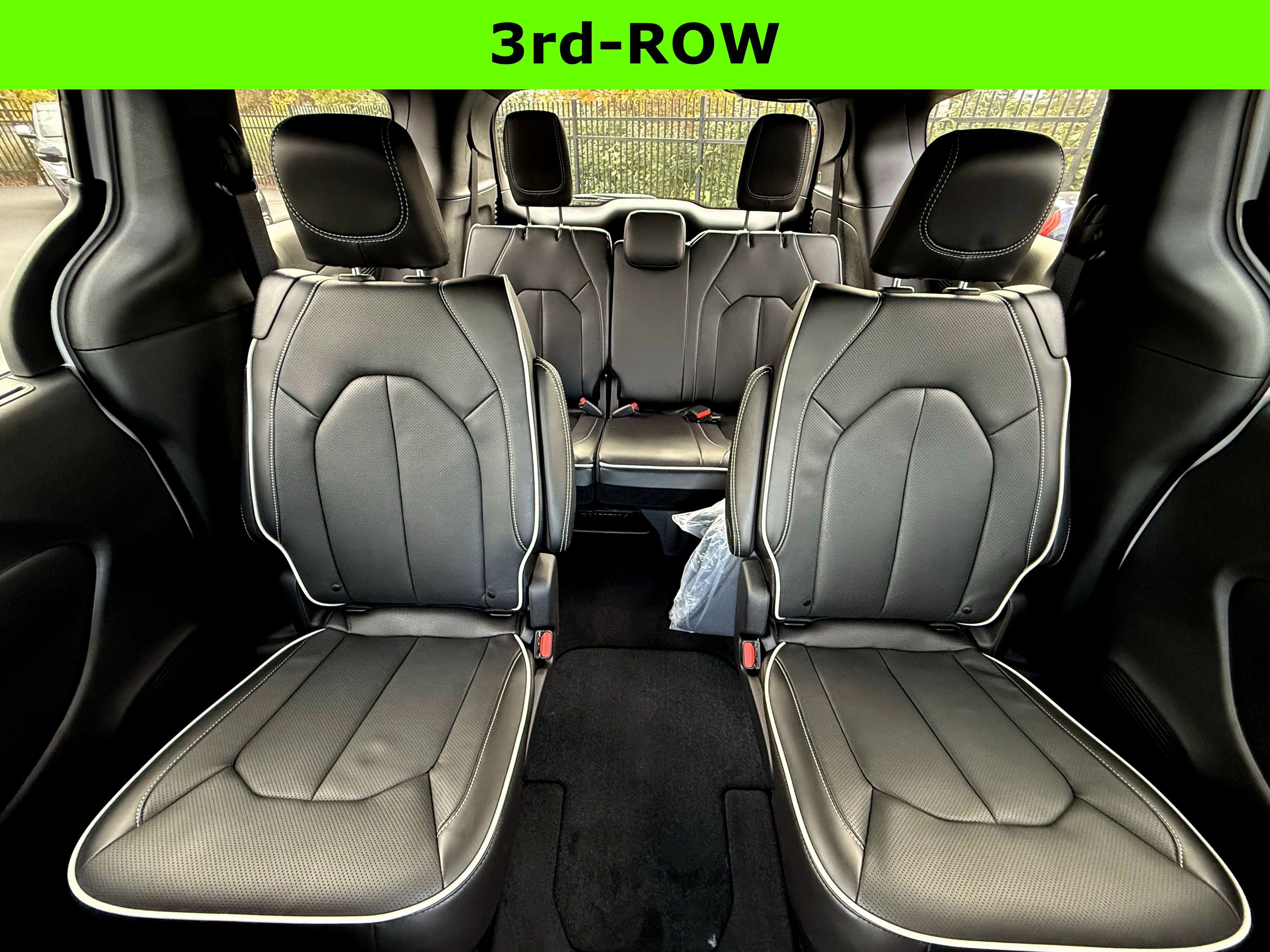 New 2026 Chrysler Pacifica Limited image 32