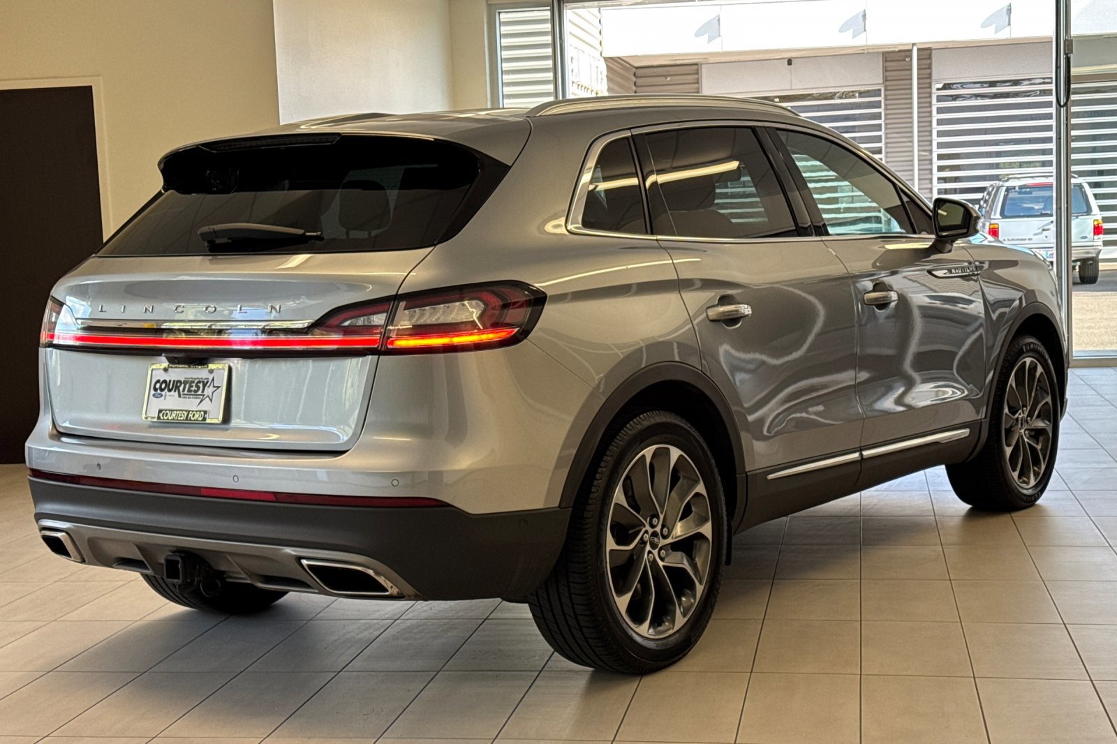 Used 2023 Lincoln Nautilus Reserve w/ Equipment Group 201A AWD/4WD image 4