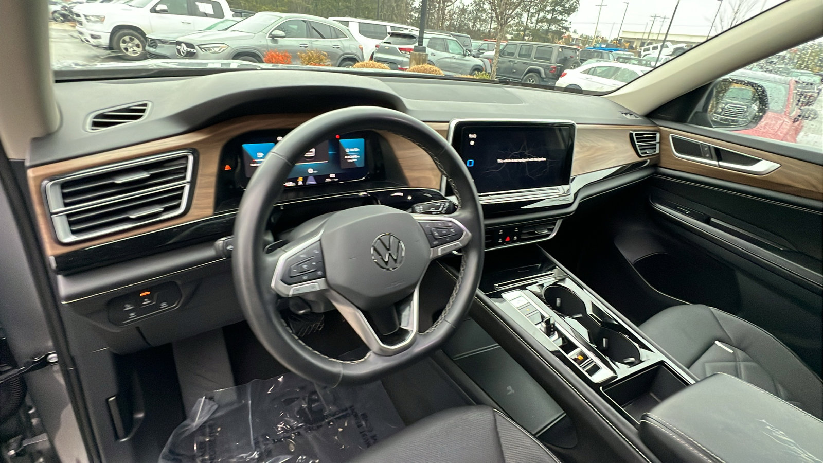 Used 2024 Volkswagen Atlas SE image 24