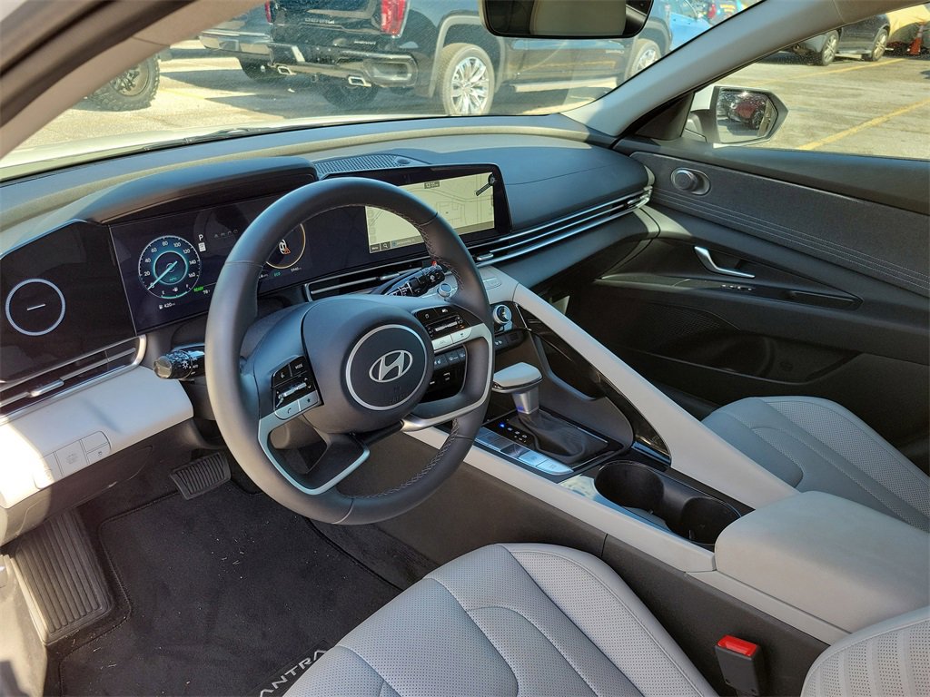Used 2025 Hyundai Elantra Limited image 9