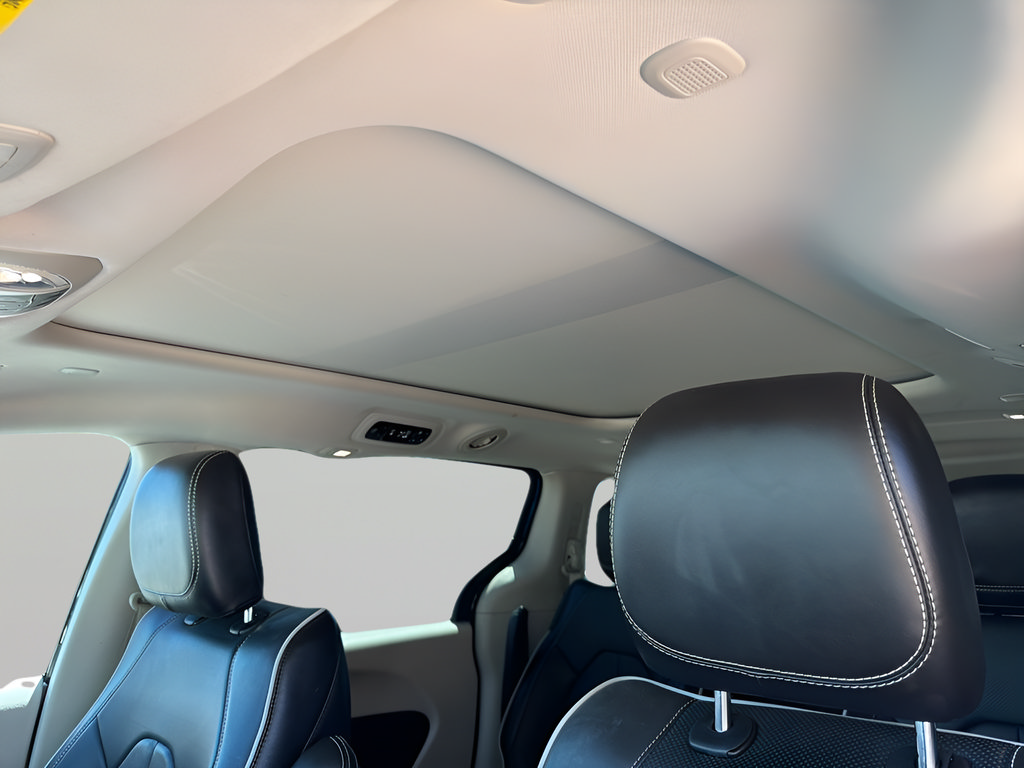 Used 2023 Chrysler Pacifica Limited FWD image 30