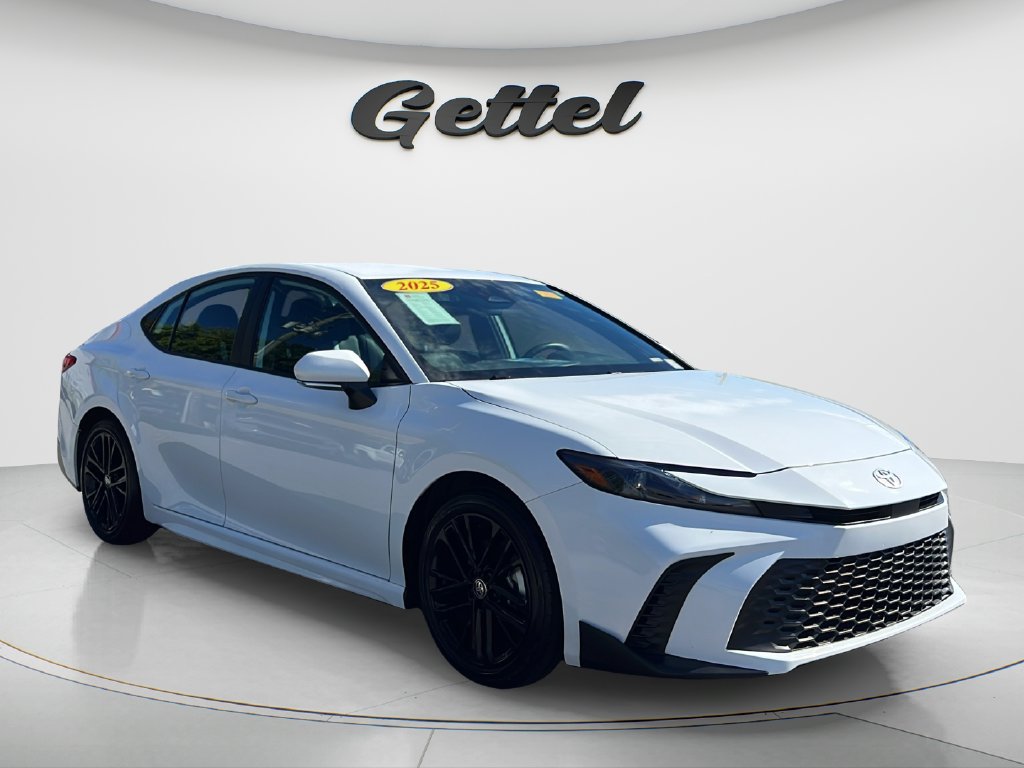 Used 2025 Toyota Camry SE FWD image 3