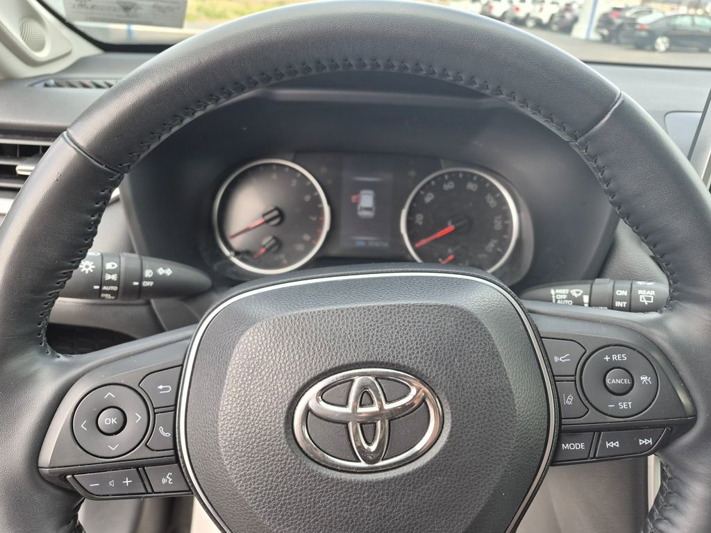 Used 2021 Toyota RAV4 XLE Premium image 14