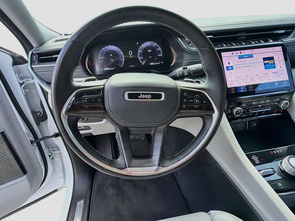 Used 2022 Jeep Grand Cherokee Overland w/ Luxury Tech Group IV AWD/4WD image 11