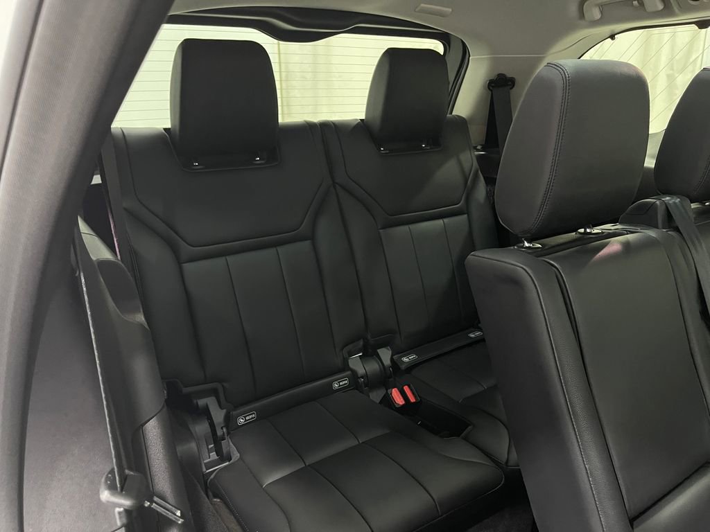 Used 2017 Land Rover Discovery SE image 32