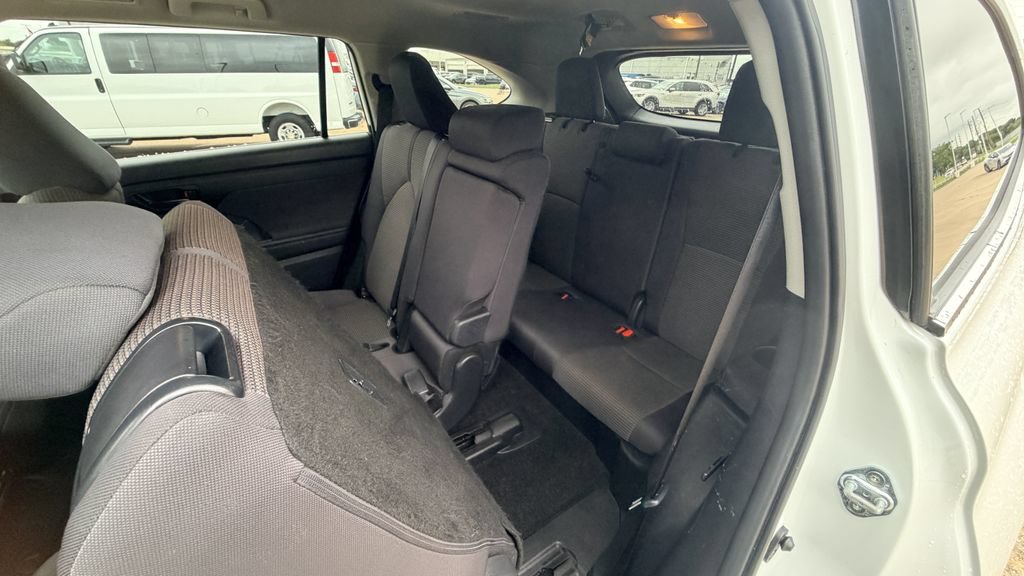 Used 2024 Toyota Highlander LE FWD image 29
