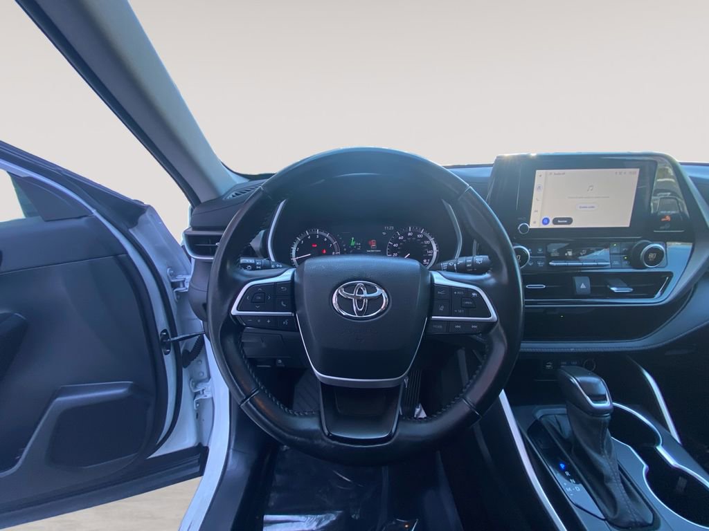 Used 2023 Toyota Highlander XLE AWD/4WD image 12