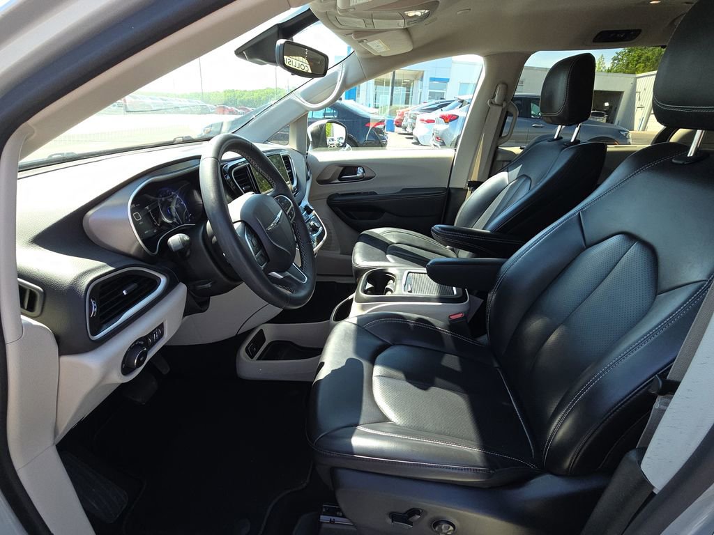 Used 2023 Chrysler Pacifica Touring-L FWD image 15