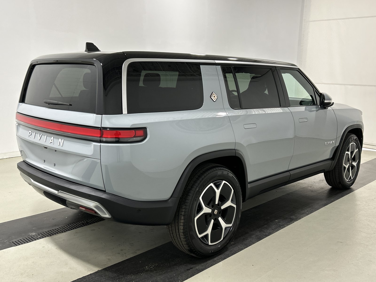 Used 2024 Rivian R1S Adventure AWD/4WD image 5