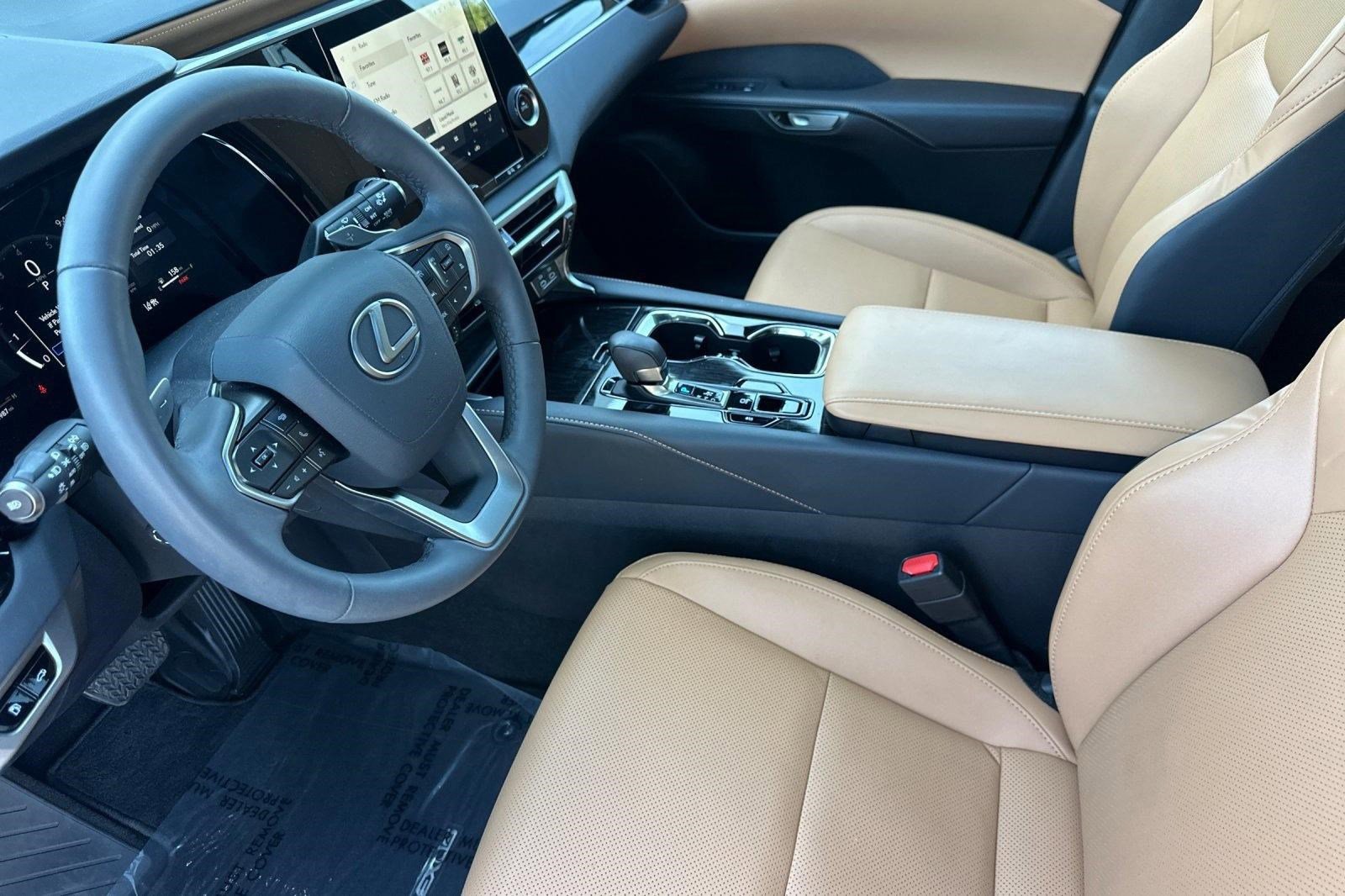 Used 2025 Lexus RX 350 FWD w/ Technology Package image 4