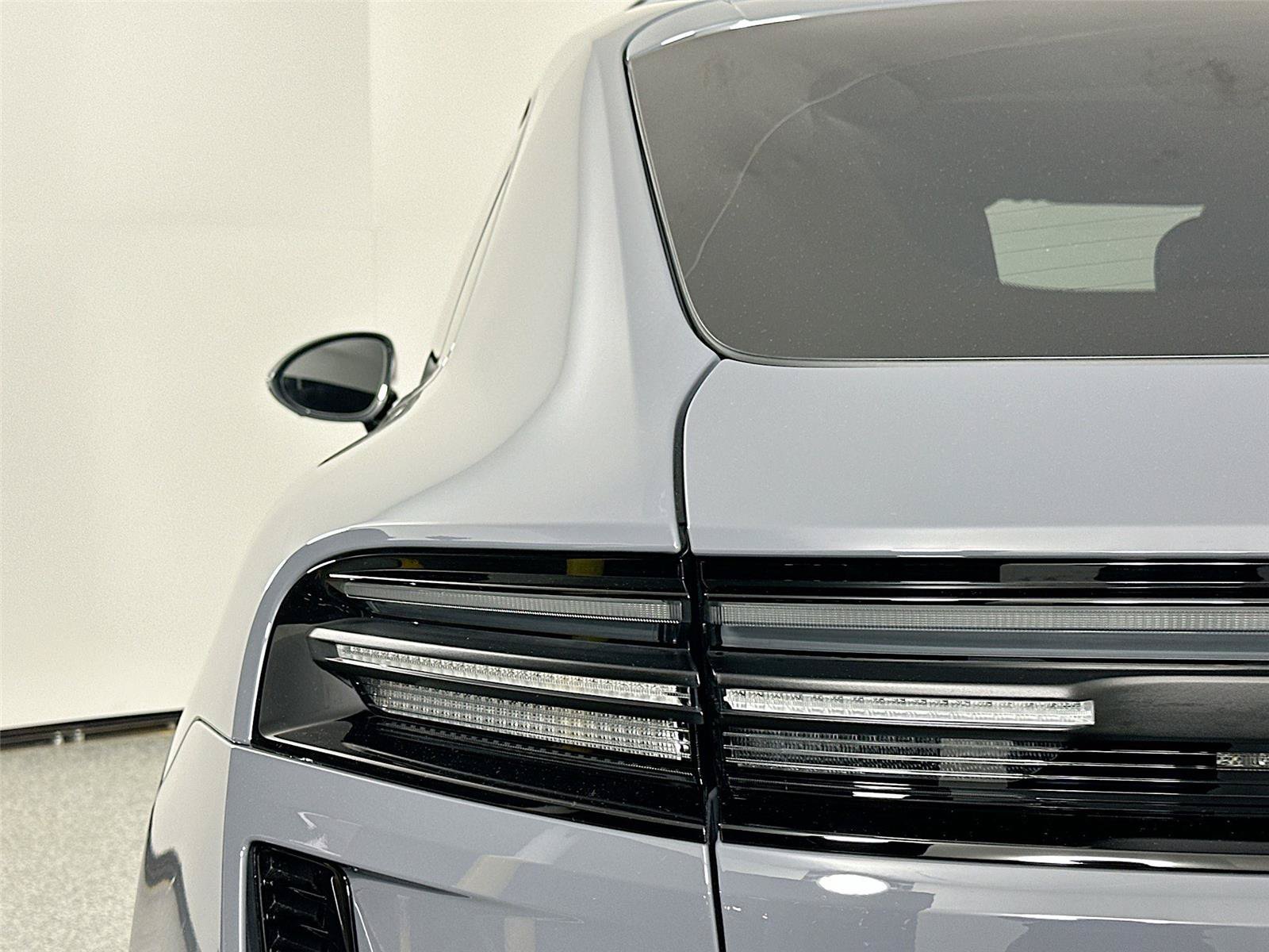 Certified 2025 Porsche Macan Turbo Electric AWD/4WD image 16