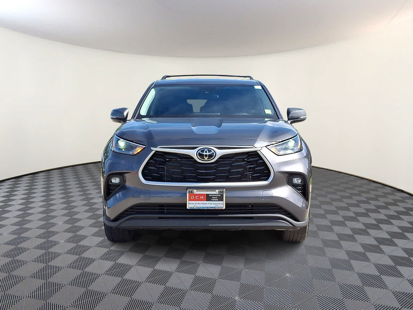 Used 2023 Toyota Highlander LE AWD/4WD image 3
