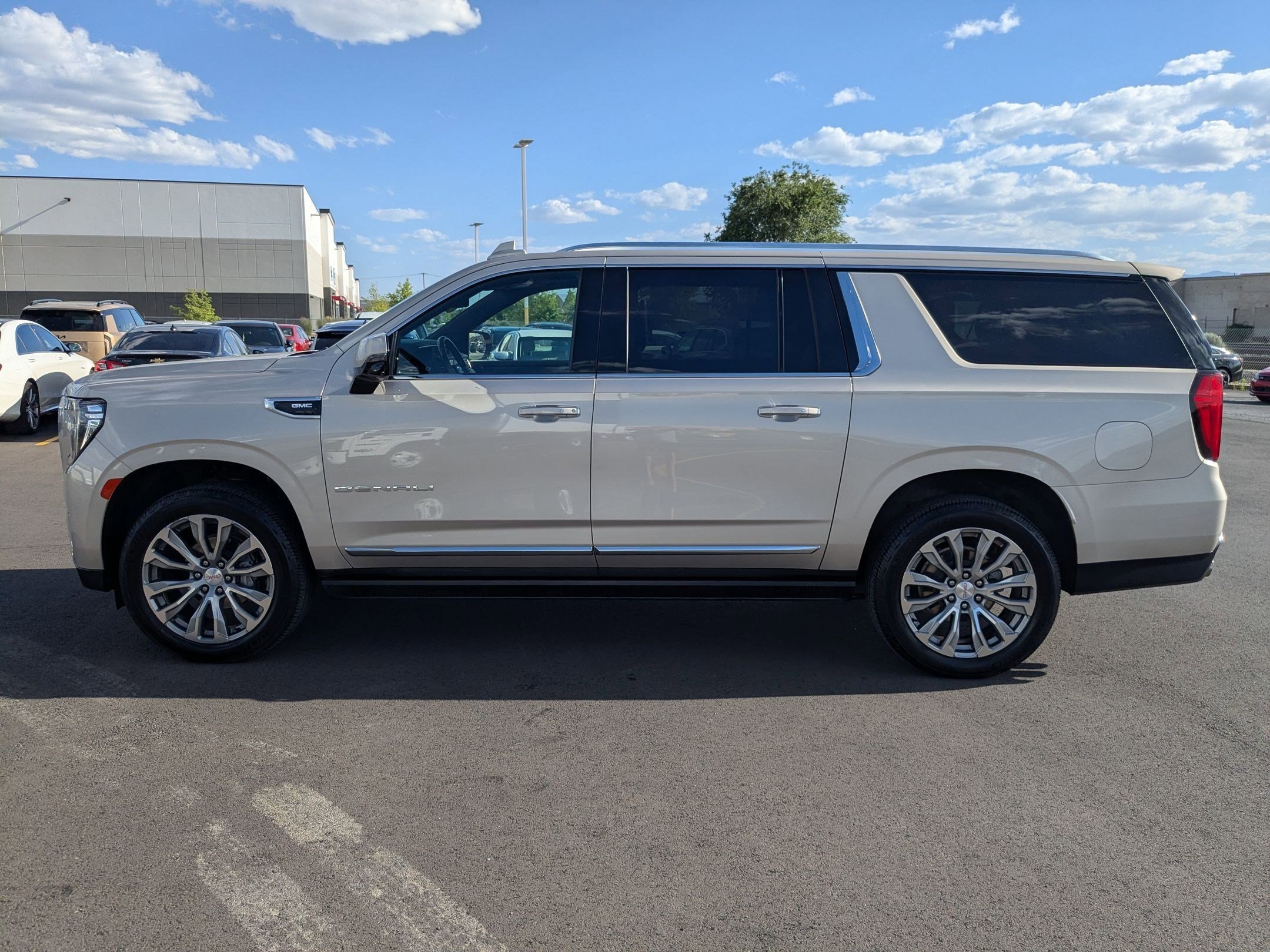 Used 2022 GMC Yukon XL Denali w/ Max Trailering Package AWD/4WD image 3