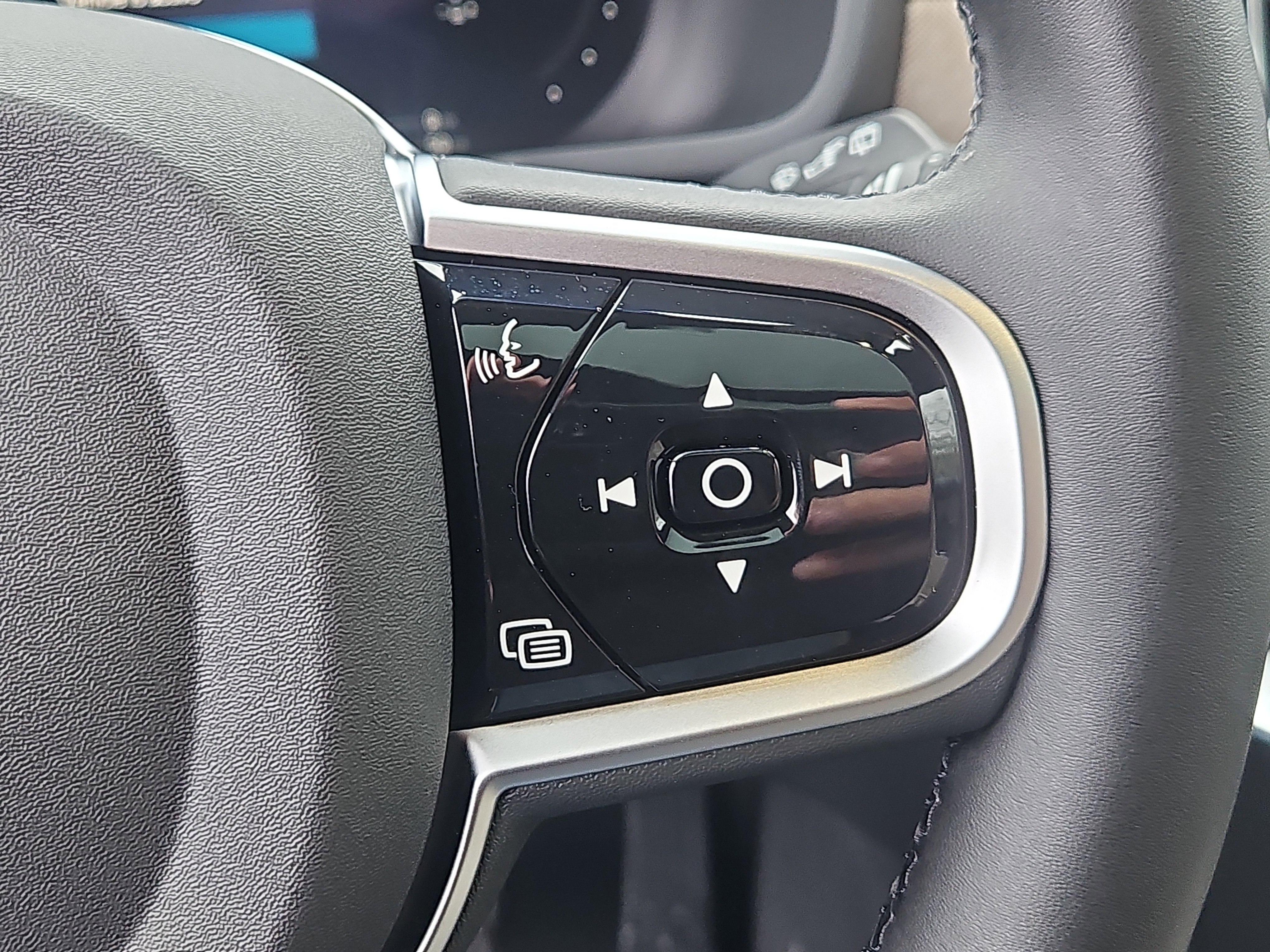 New 2026 Volvo XC90 T8 Plus w/ Protection Package Premier AWD/4WD image 17