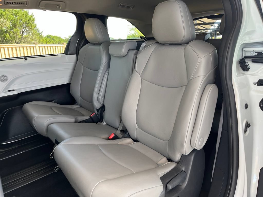 Used 2025 Toyota Sienna XLE FWD image 26