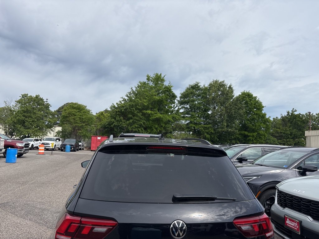 Used 2022 Volkswagen Tiguan SE R-Line AWD/4WD image 8