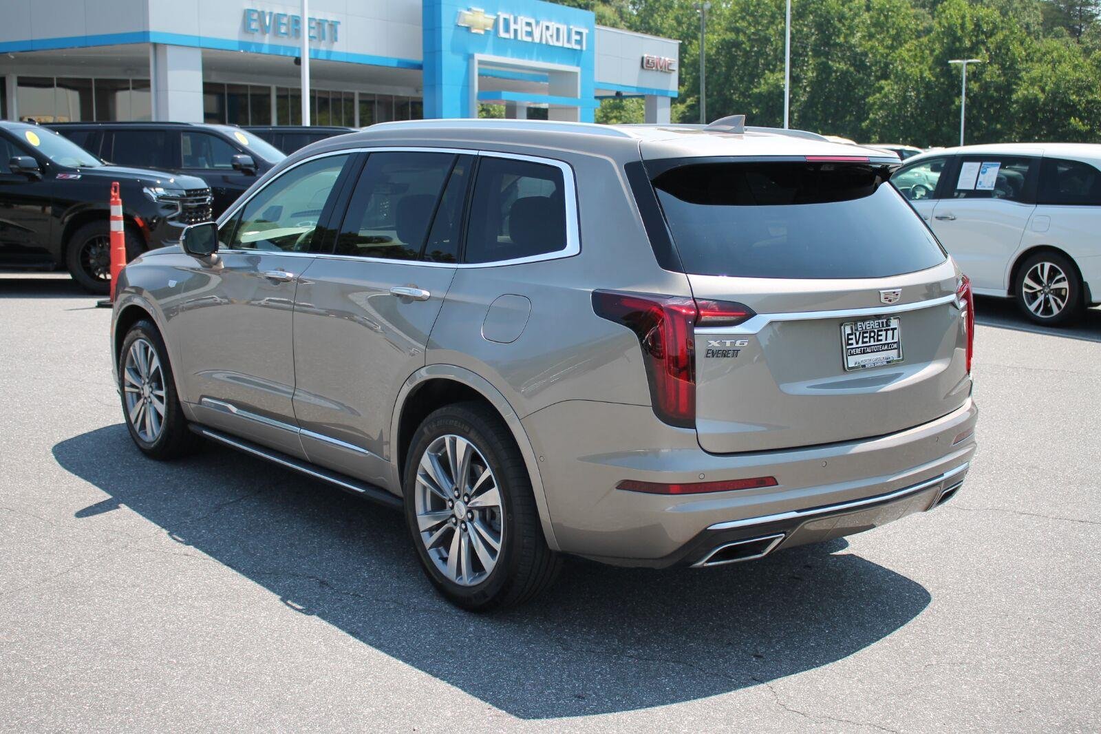 Used 2022 Cadillac XT6 Premium Luxury w/ Technology Package FWD image 6