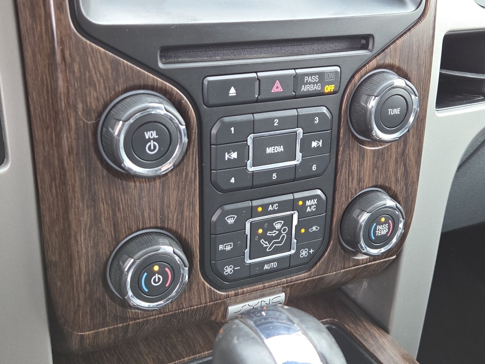Used 2013 Ford F150 Lariat w/ Lariat Chrome Pkg AWD/4WD image 28