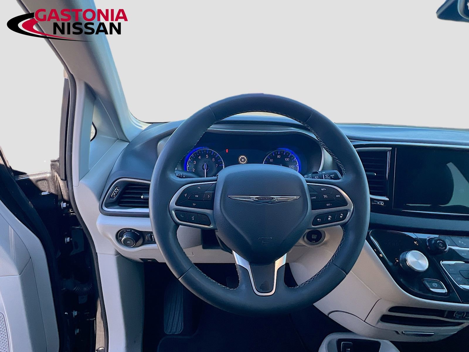 Used 2023 Chrysler Pacifica Touring-L image 14