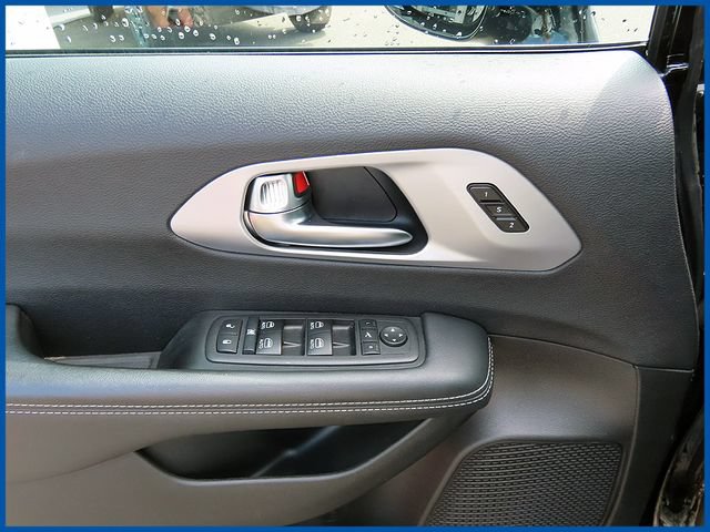 Used 2025 Chrysler Pacifica Limited FWD image 12
