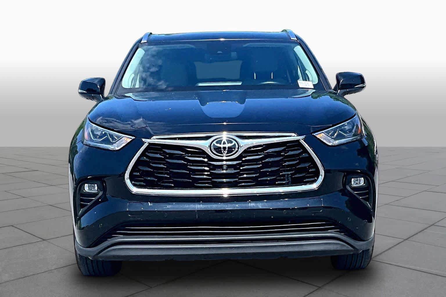 Used 2022 Toyota Highlander Limited AWD/4WD image 4