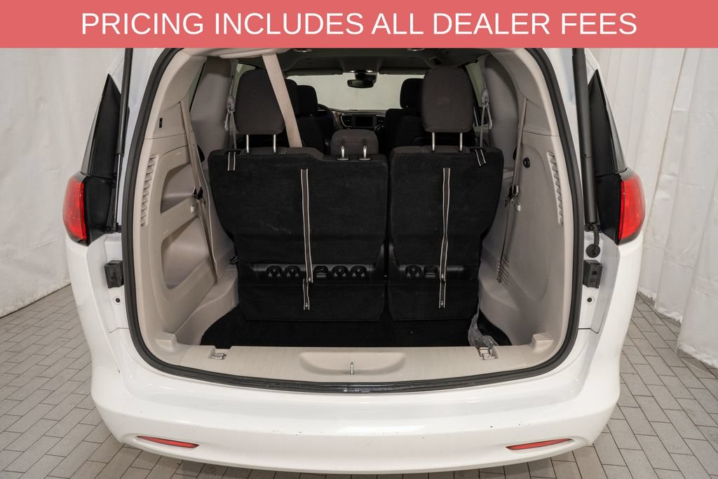 Used 2023 Chrysler Voyager LX FWD image 5