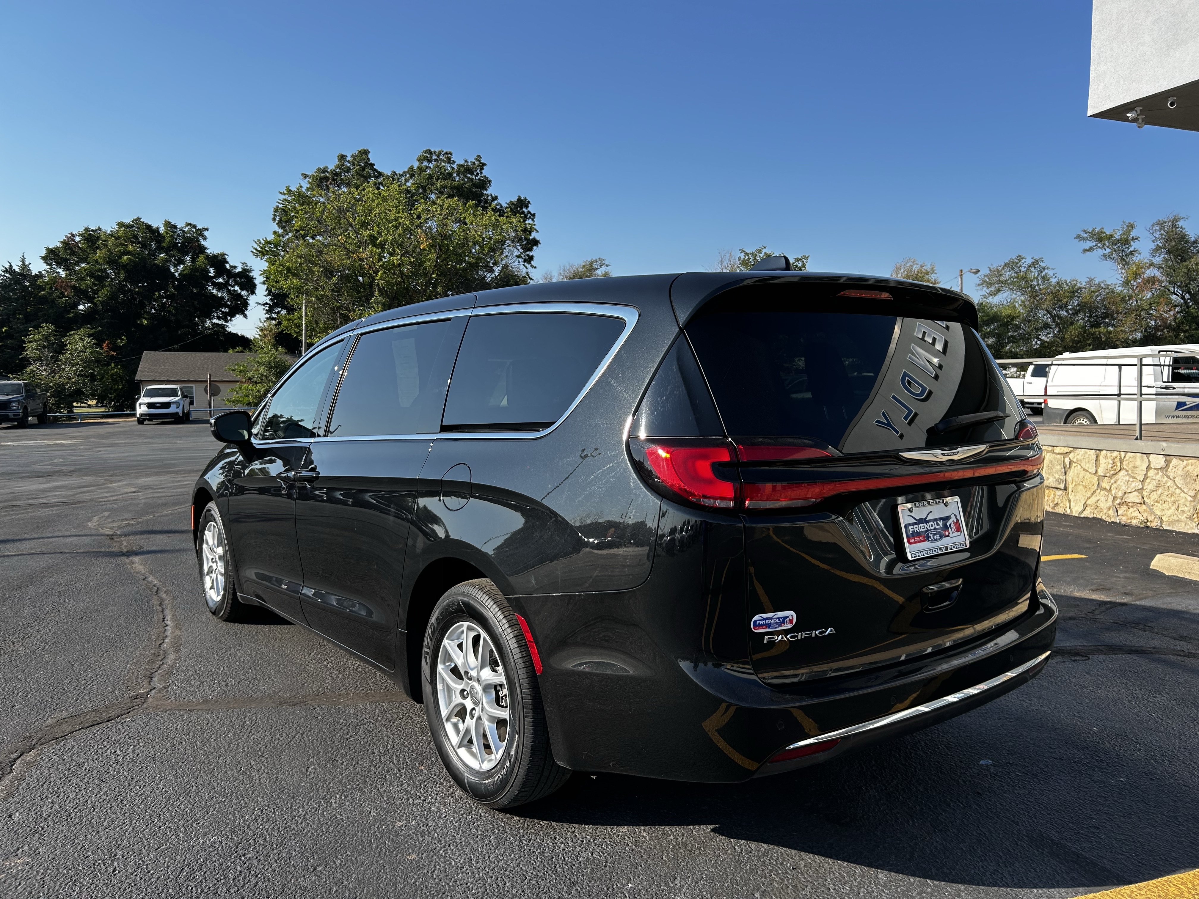 Used 2023 Chrysler Pacifica Touring-L FWD image 6