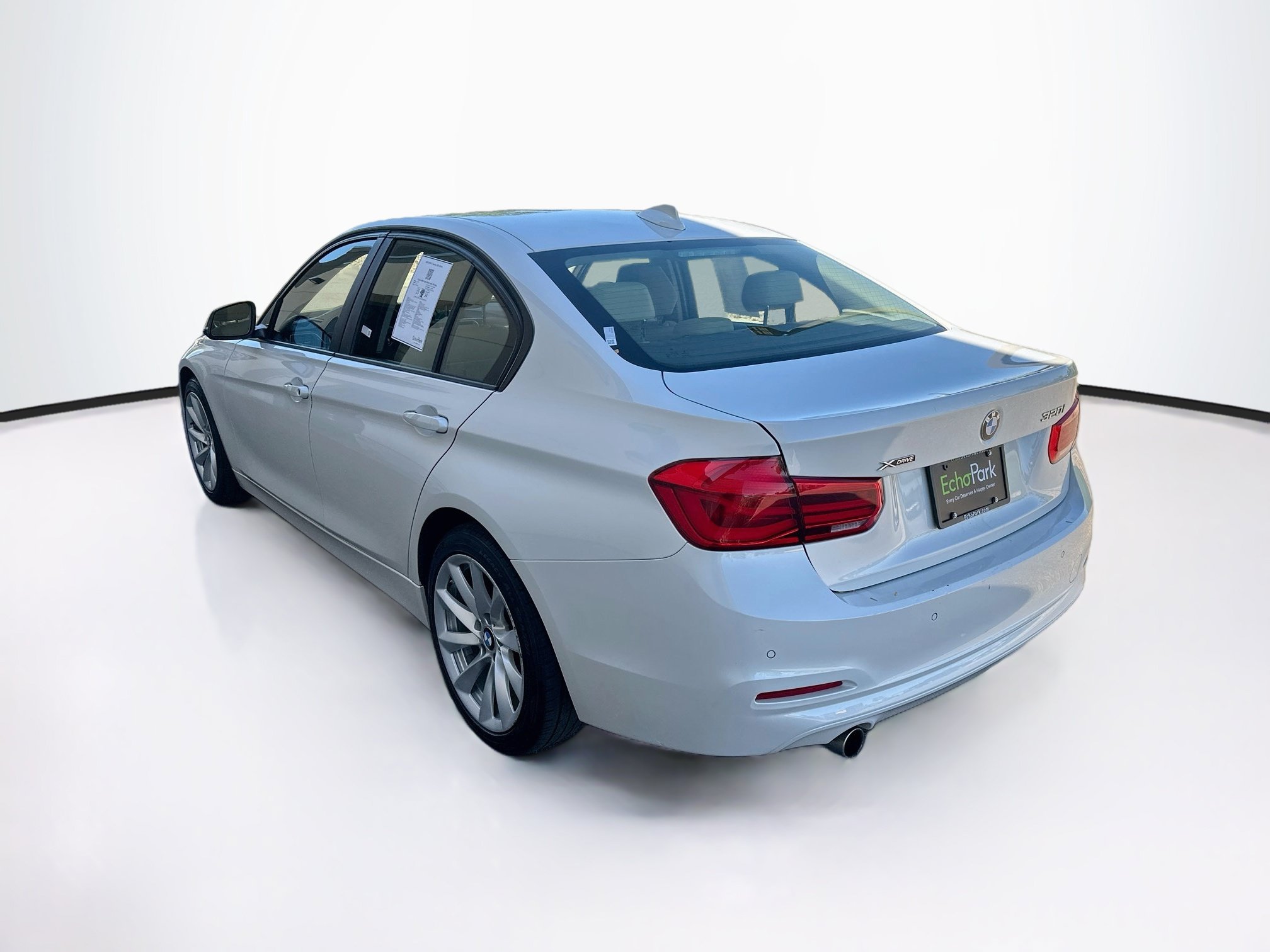Used 2018 BMW 320i xDrive Sedan AWD/4WD image 5