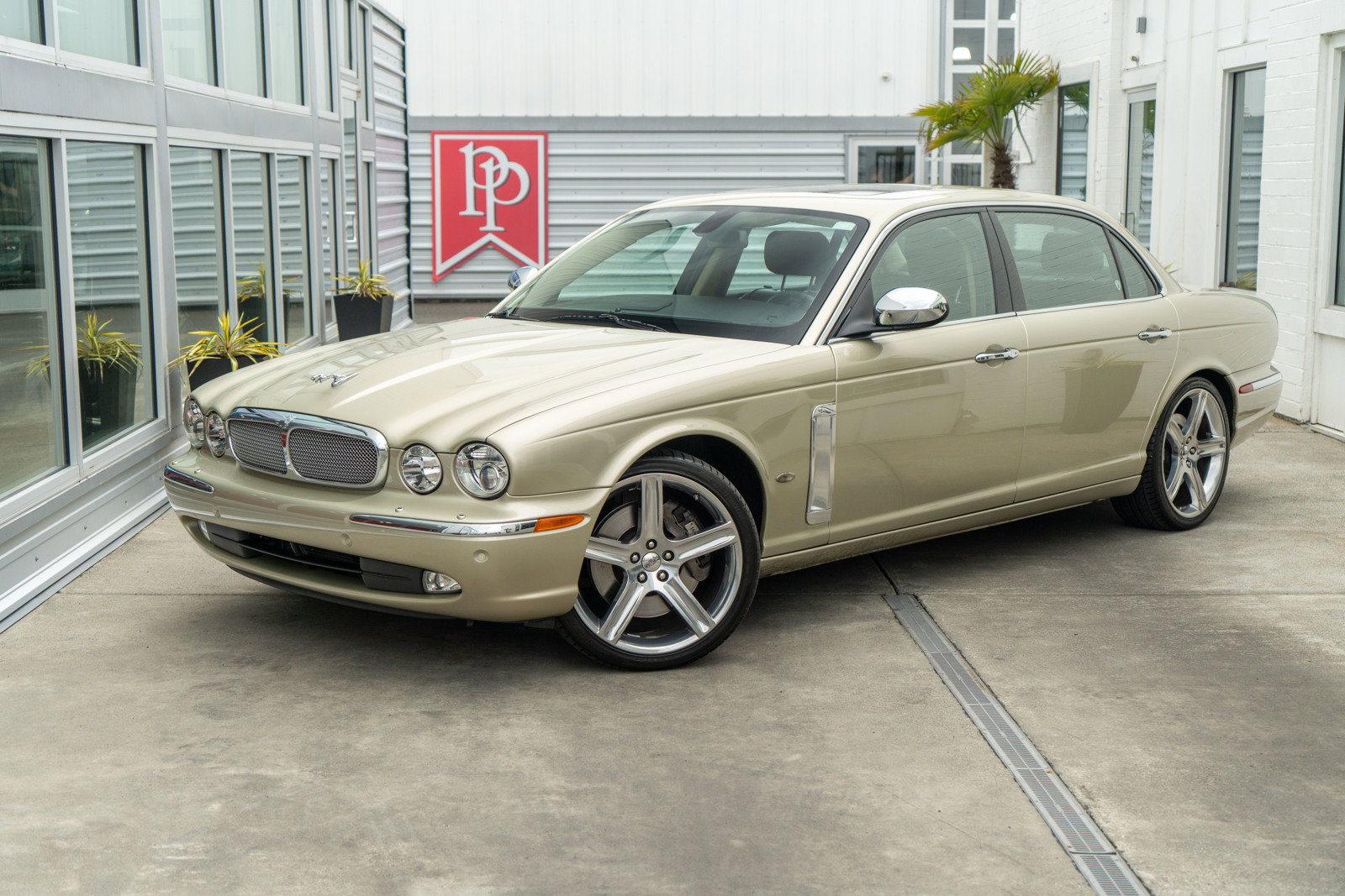 Used 2006 Jaguar XJ Vanden Plas Super V8 Portfolio RWD image 2