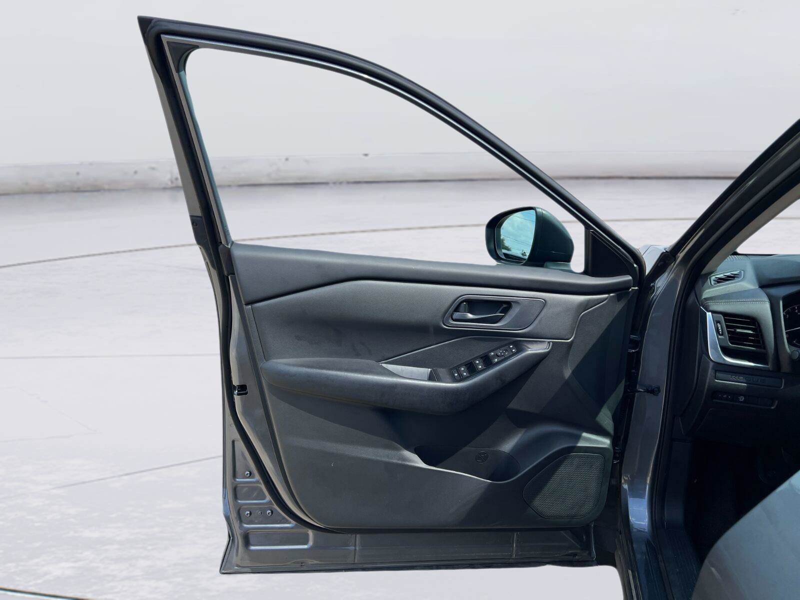 Used 2025 Nissan Rogue S FWD image 10