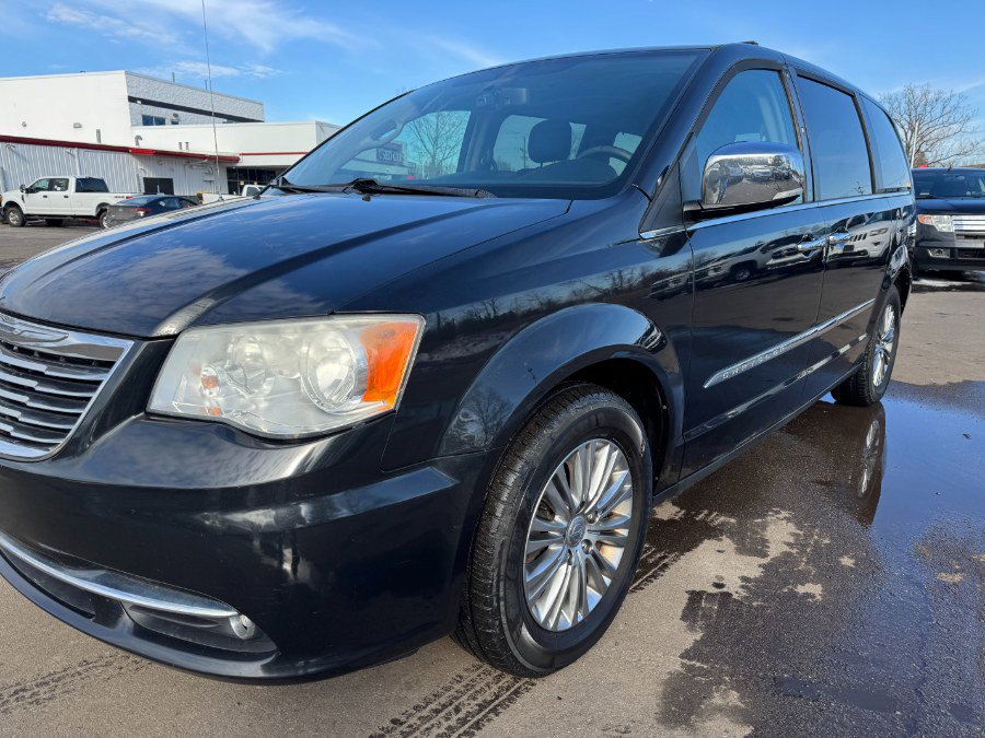 Used 2014 Chrysler Town & Country Touring-L w/ Driver Convenience Group image 9