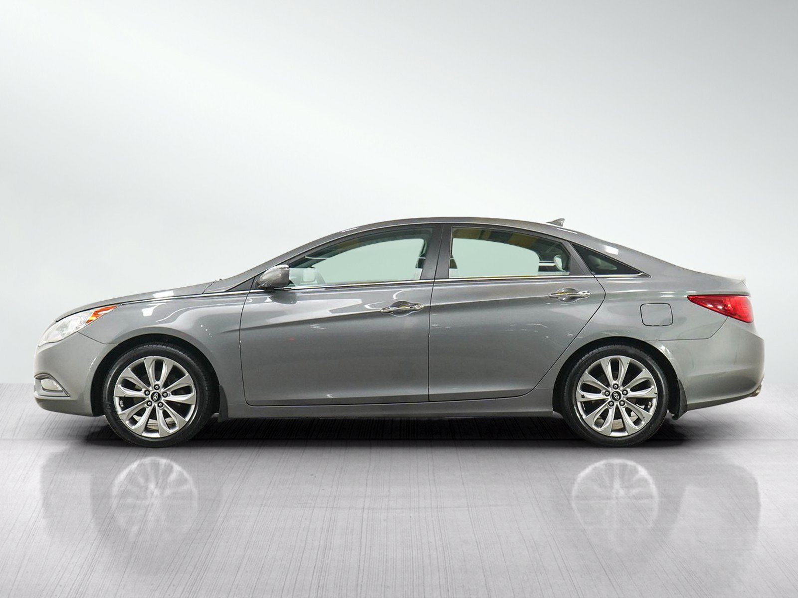 Used 2011 Hyundai Sonata SE w/ Navigation & Sunroof Pkg 4 FWD image 2