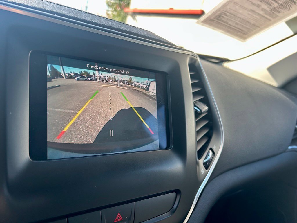 Used 2019 Jeep Cherokee Latitude Plus w/ Cold Weather Group AWD/4WD image 23