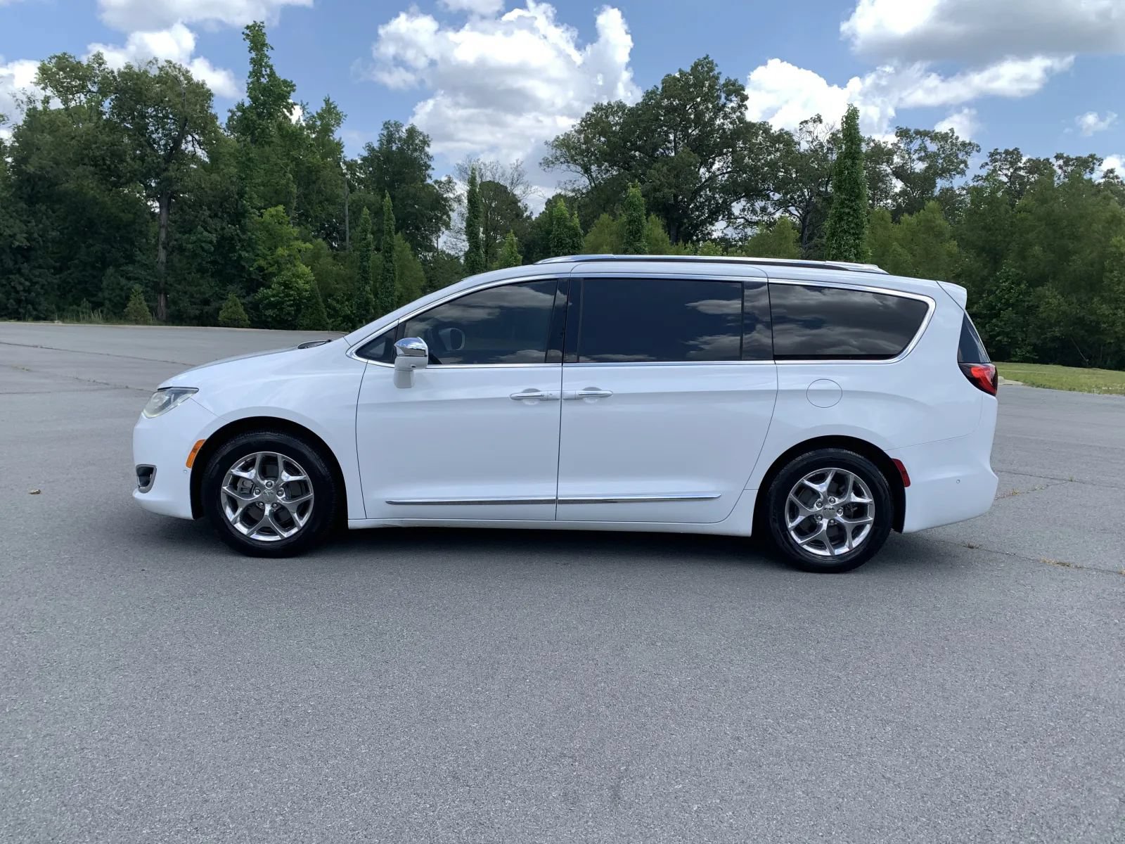 Used 2017 Chrysler Pacifica Limited w/ Advanced Safetytec Group FWD image 4