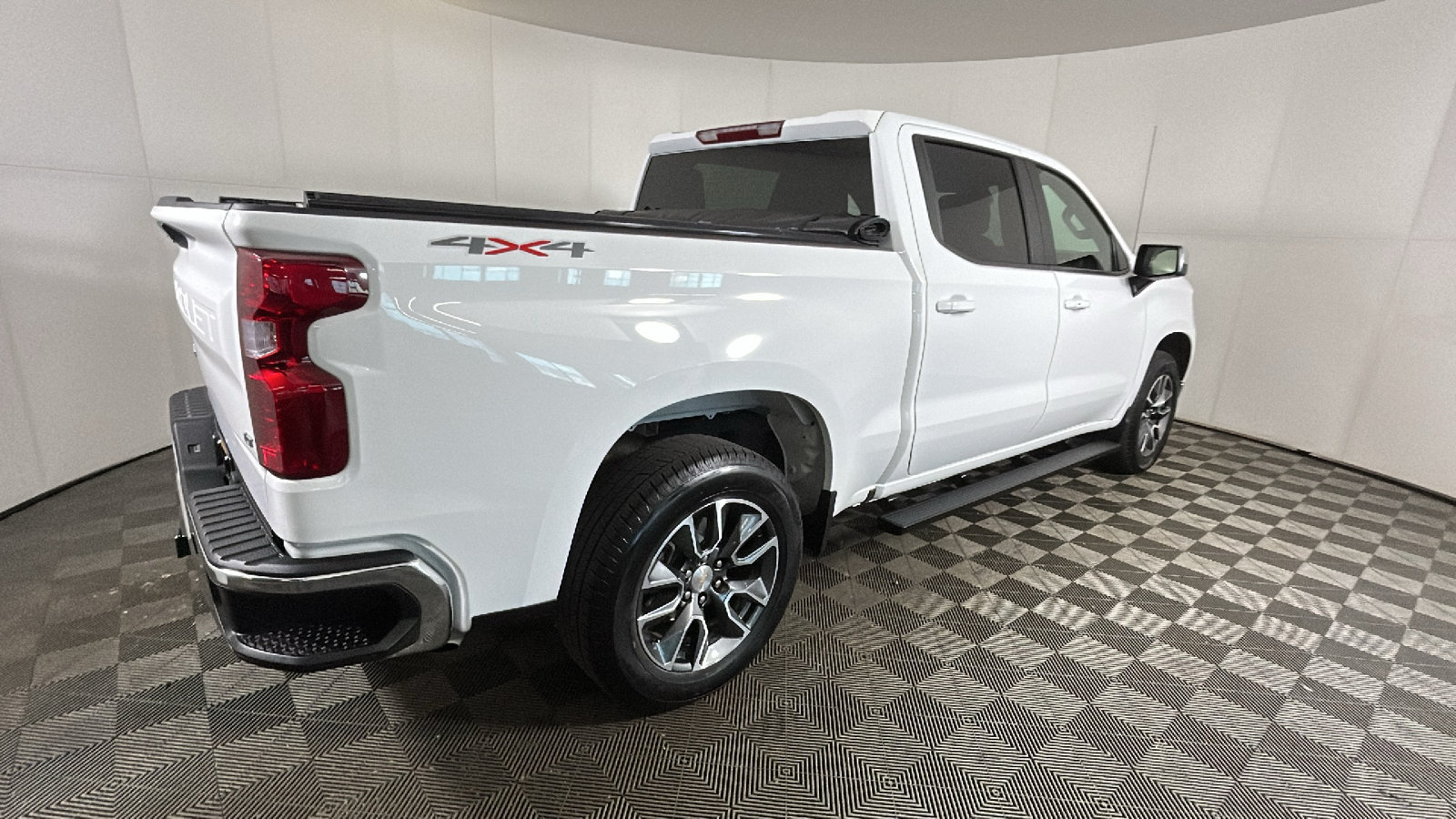Used 2024 Chevrolet Silverado 1500 LT AWD/4WD image 3