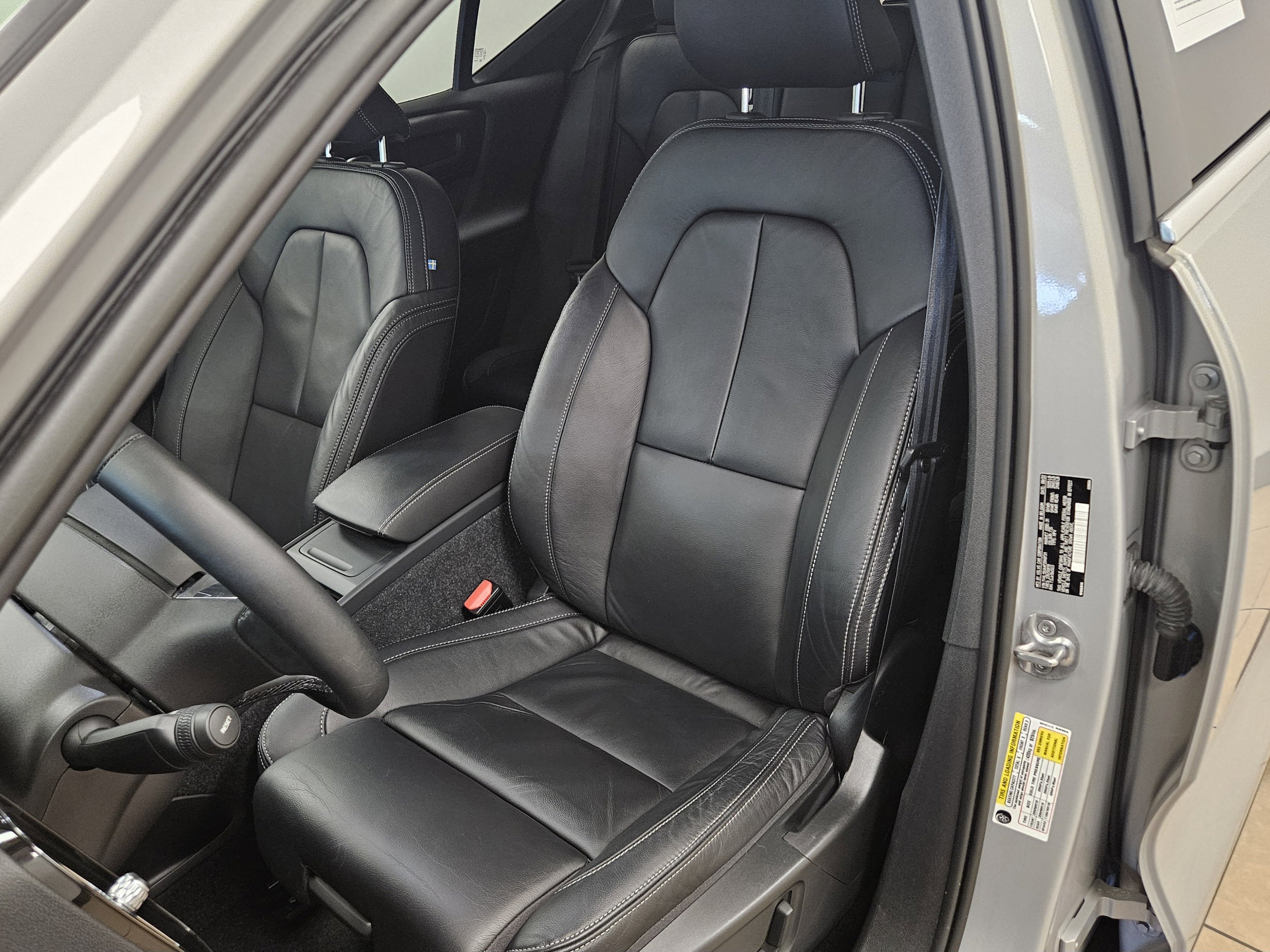 Used 2023 Volvo XC40 B5 Ultimate image 40