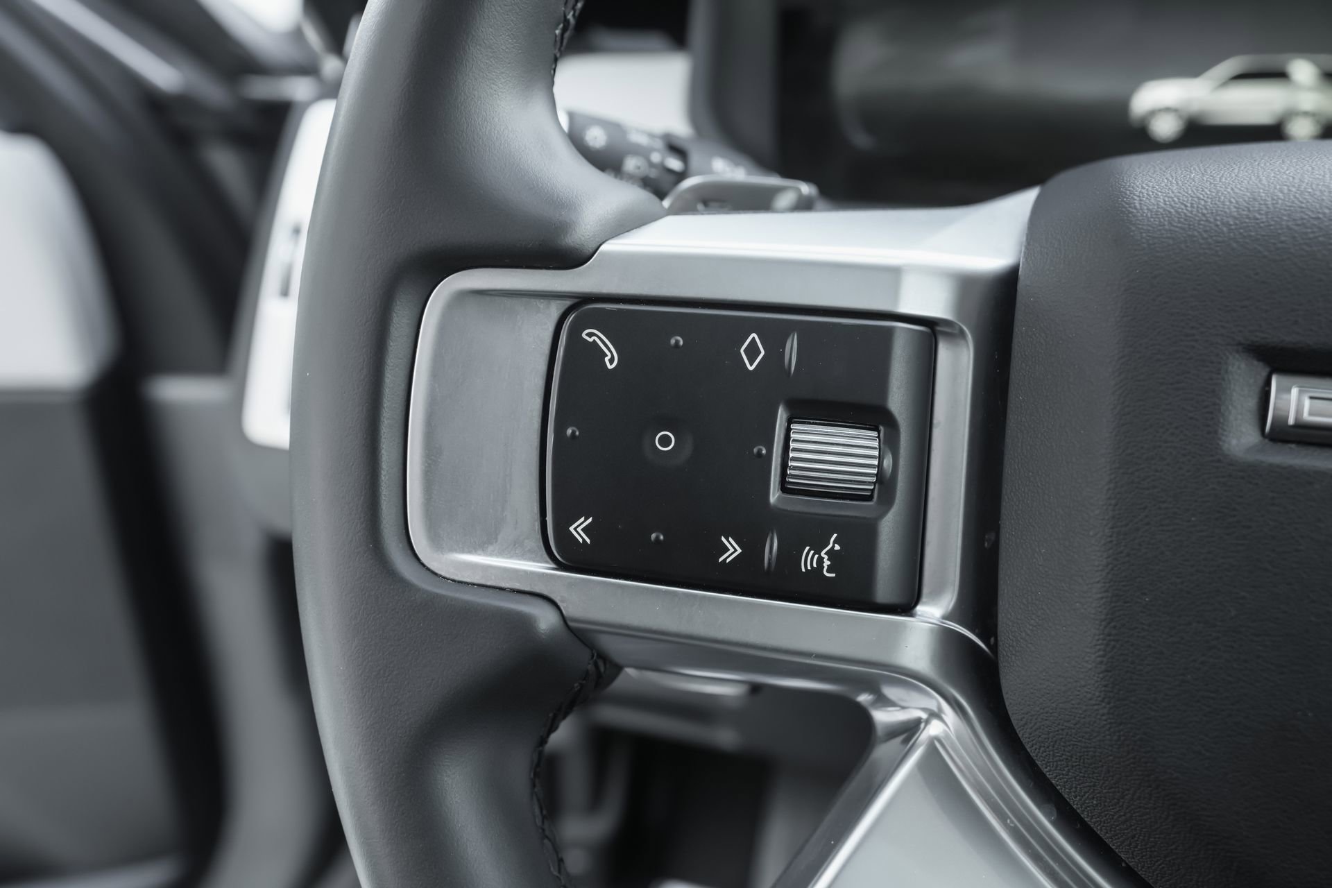 Used 2025 Land Rover Discovery S image 17