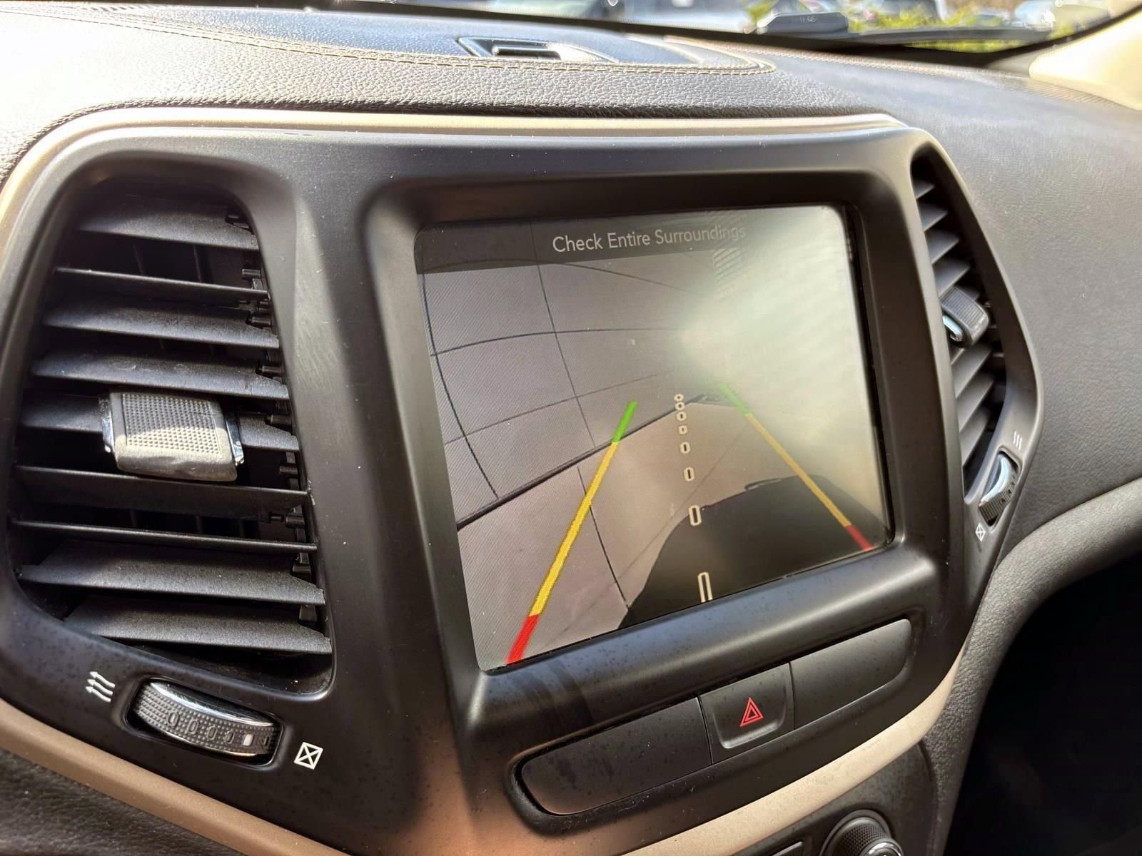 Used 2017 Jeep Cherokee Latitude w/ Comfort/Convenience Group FWD image 20