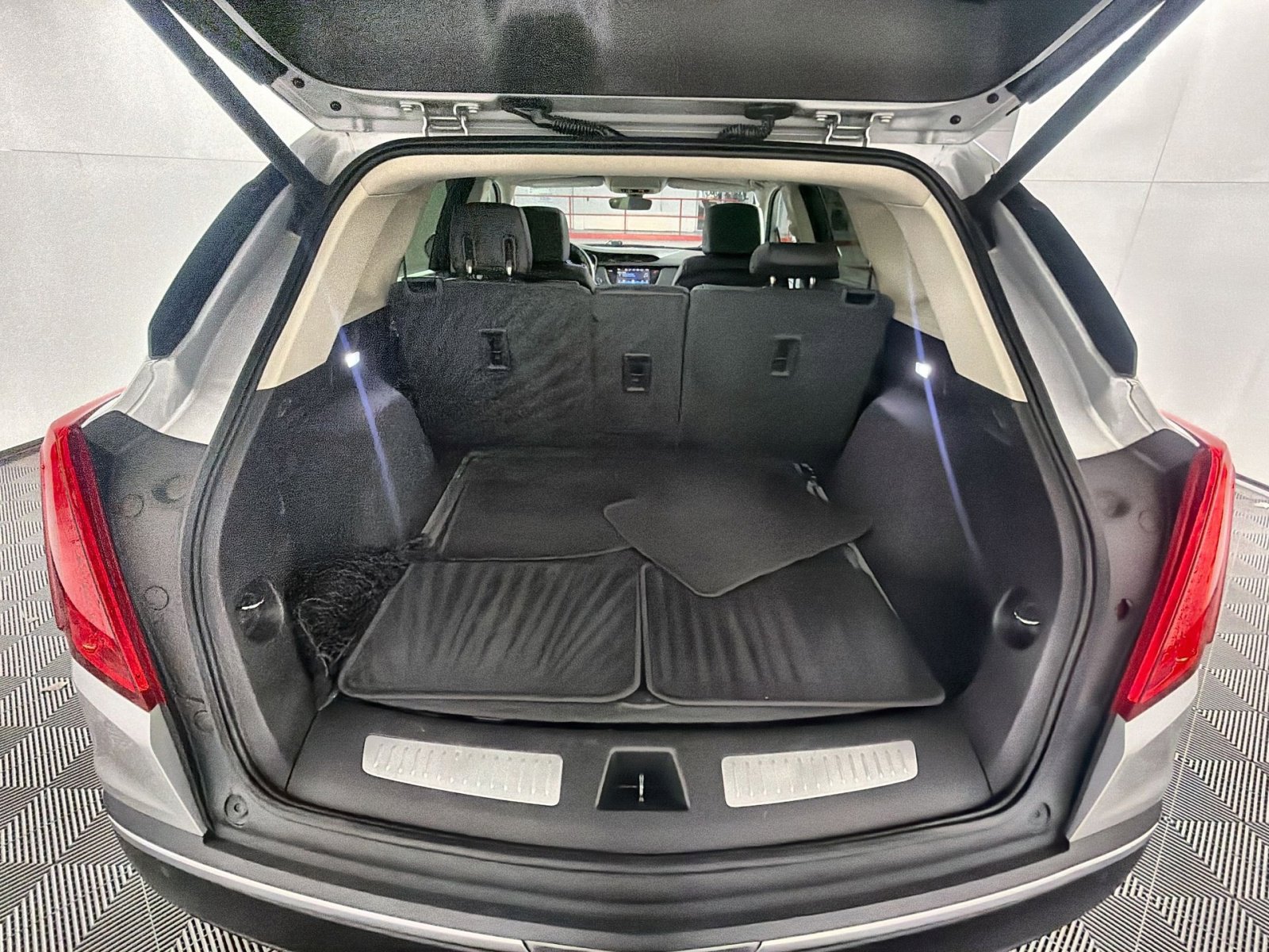 Used 2017 Cadillac XT5 Luxury image 25