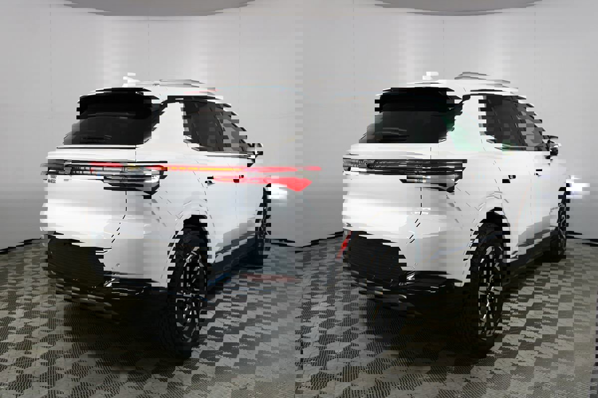 Used 2025 Chevrolet Equinox EV LT w/ Convenience Package image 35