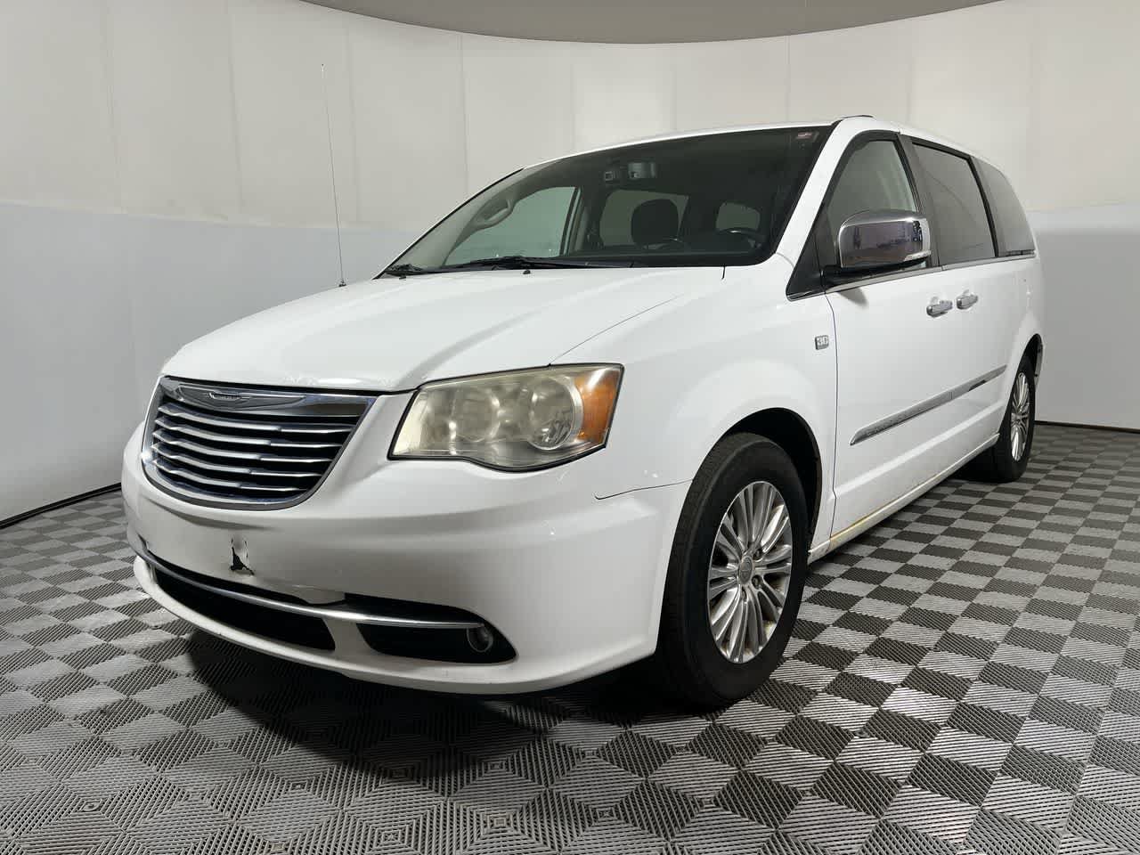 Used 2014 Chrysler Town & Country Touring-L FWD image 4