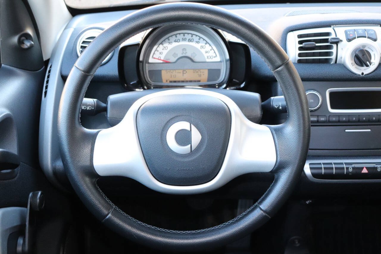 Used 2013 smart fortwo pure RWD image 17