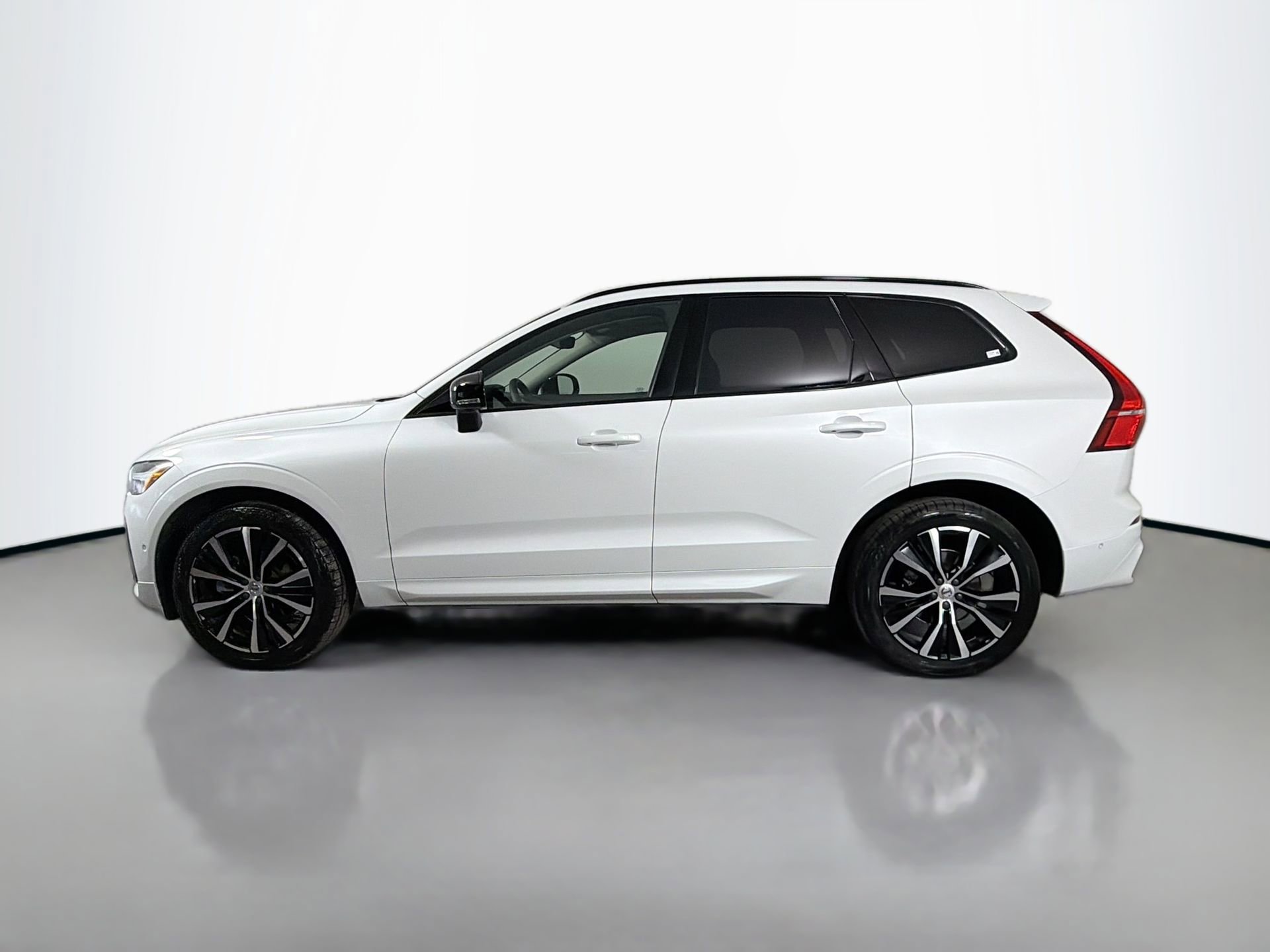 Certified 2023 Volvo XC60 B5 Plus w/ Climate Package AWD/4WD image 9