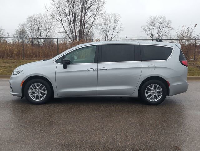 Used 2024 Chrysler Pacifica Touring-L image 6