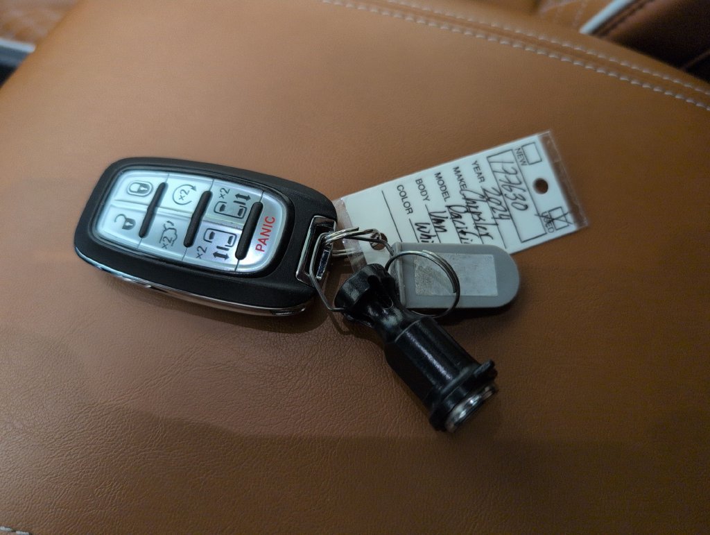 Used 2024 Chrysler Pacifica Pinnacle FWD image 41