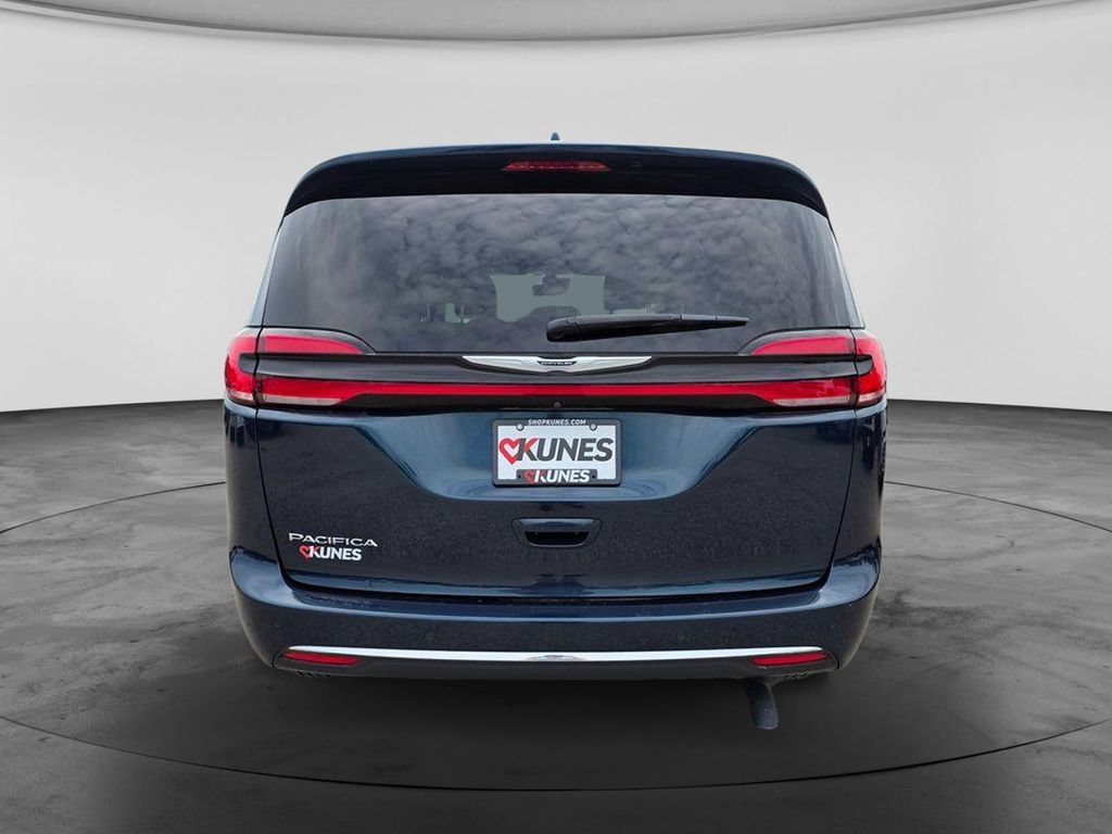 Used 2021 Chrysler Pacifica Touring-L w/ Uconnect Theater Family Group FWD image 8